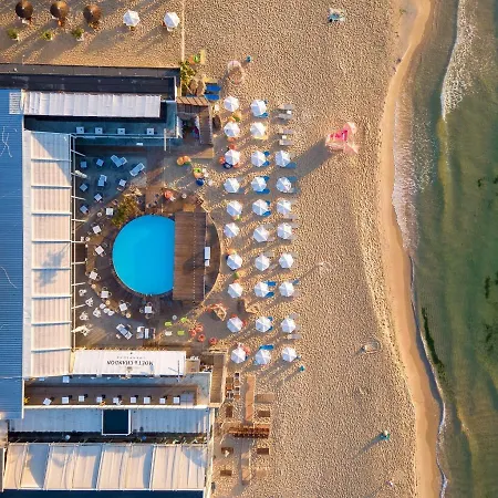 Apartment Beachfront 3-bedroom With Jaccuzi And Barbecue In The Back