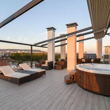 Beachfront 3-bedroom With Jaccuzi And Barbecue In The Back